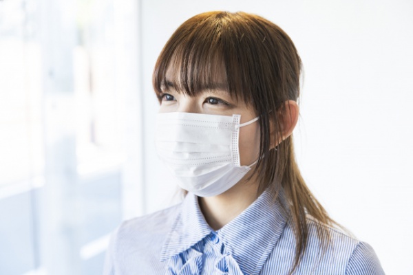 マスクする女性